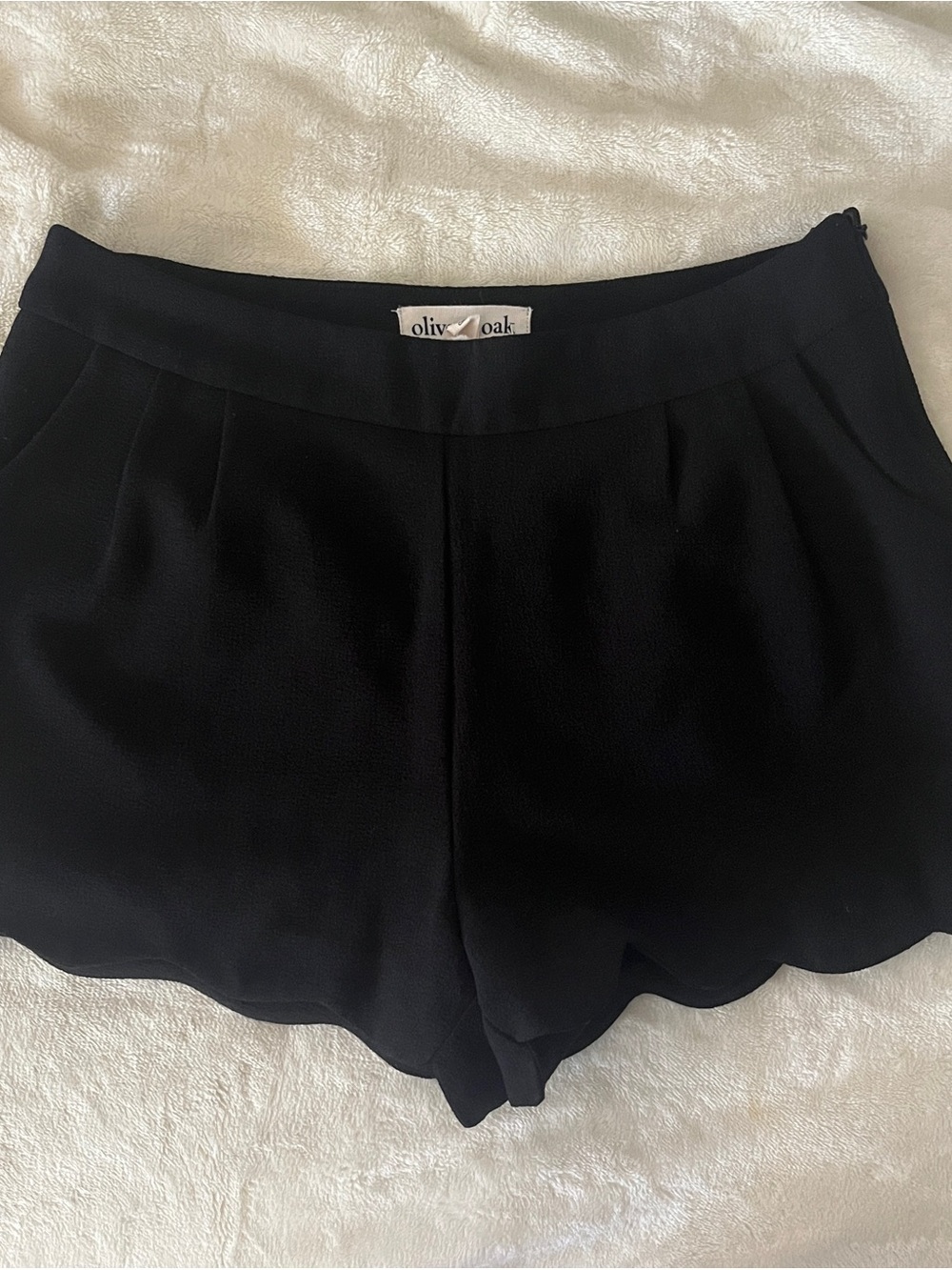 Olive & Oak Black Scallop-Hem Women’s Shorts